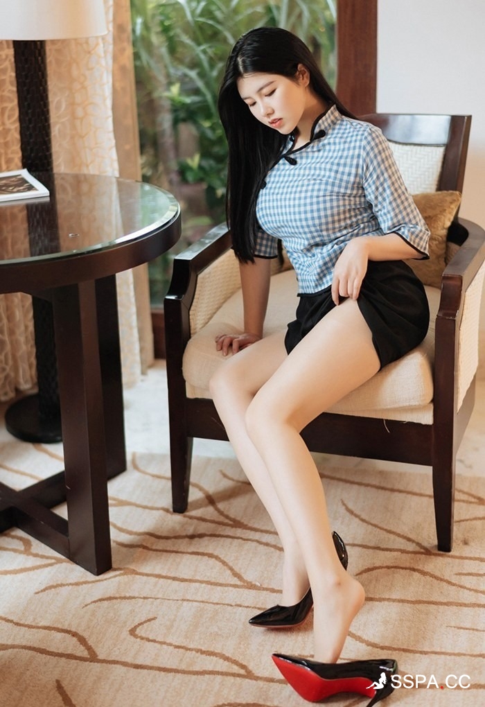 问题：如何在 WordPress 中新建一个页面并使其点击后显示分类文章？